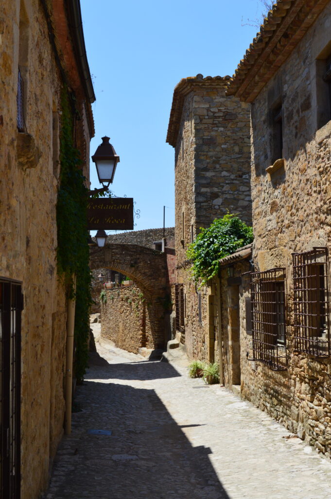 Calle medieval empedrada en Peratallada, Baix Empordà