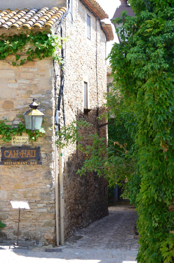Callejones medievales de Peratallada, pueblo del Baix Empordà