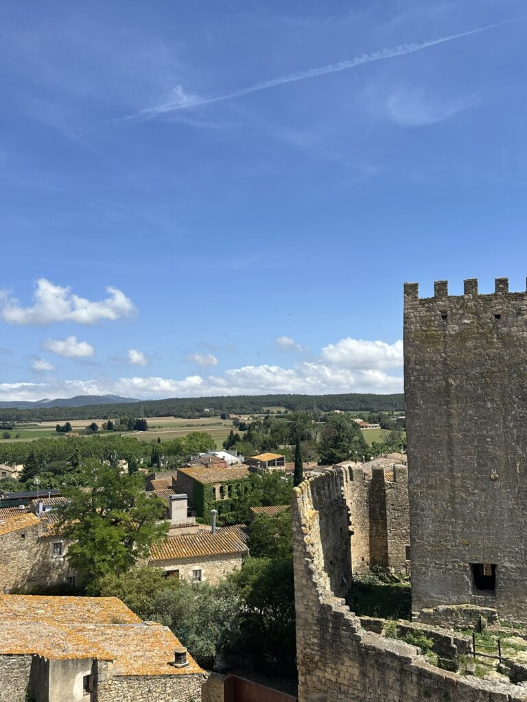 Vista del castillo de Peratallada y el Empordà desde lo alto